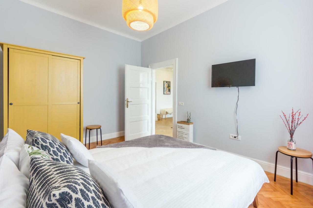 City Chic 3 Bedroom Apartment Cluj-Napoca Exterior photo