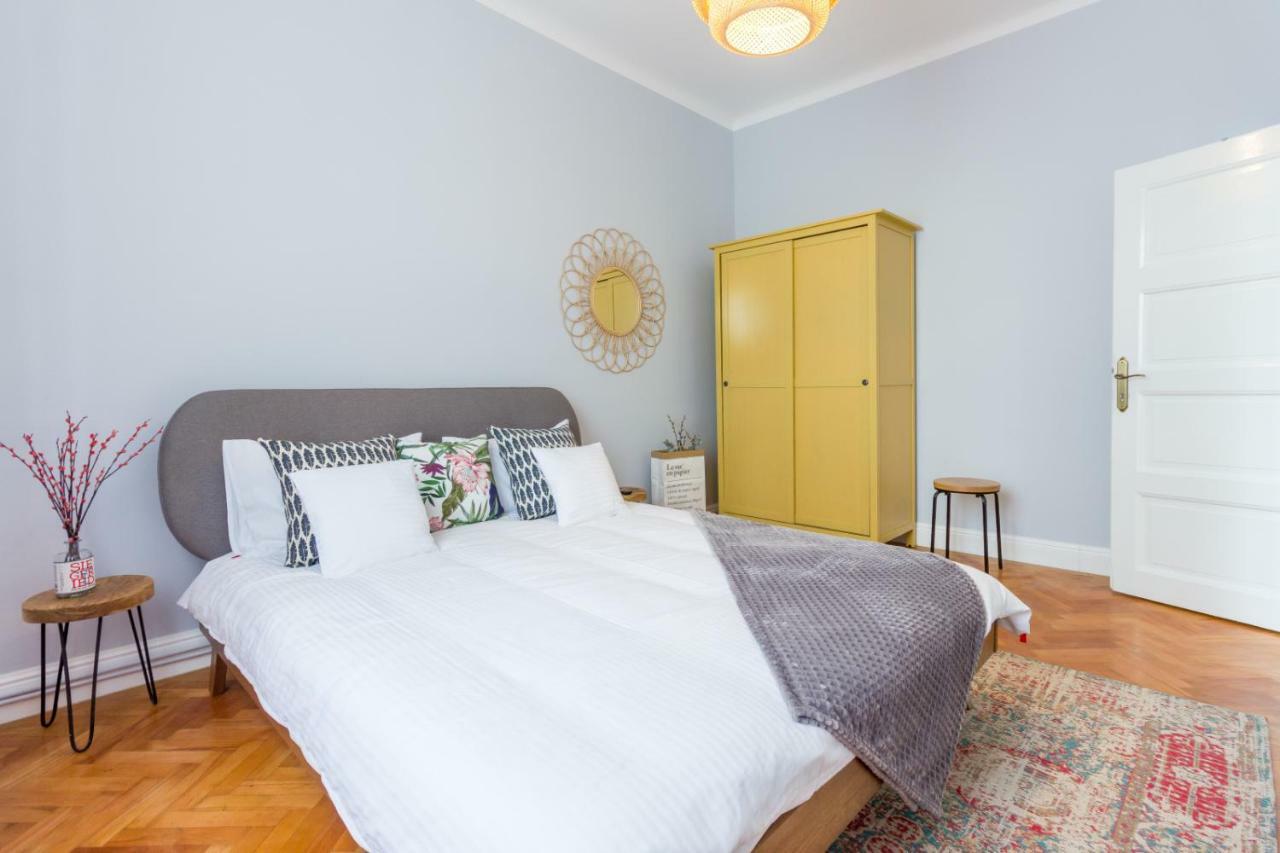 City Chic 3 Bedroom Apartment Cluj-Napoca Exterior photo